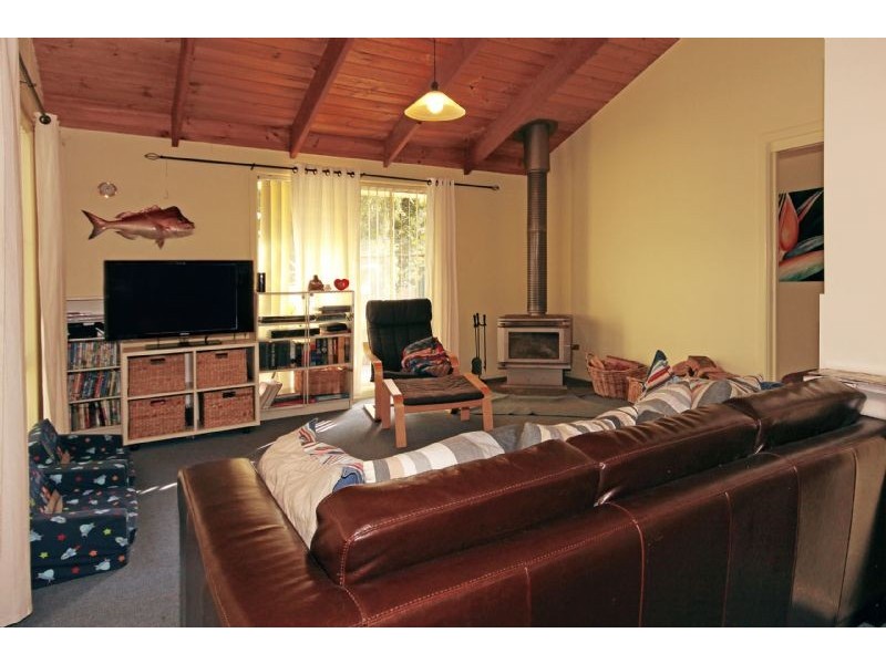 33 Bronte Crescent, Sunshine Bay NSW 2536