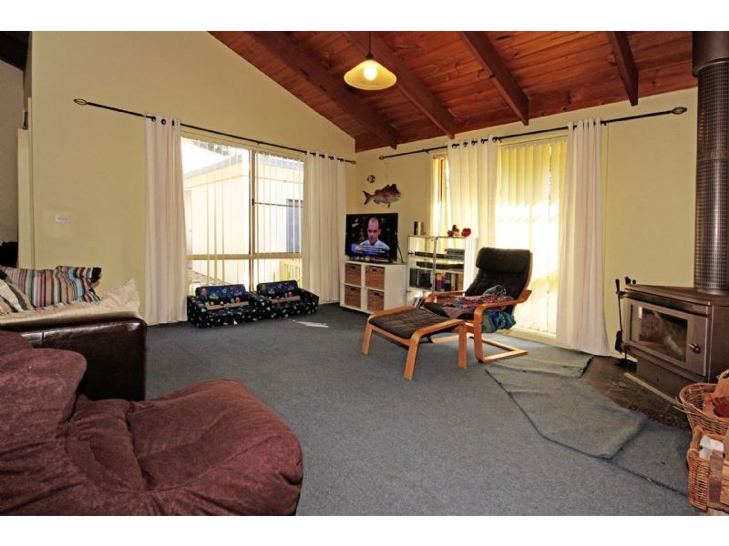 33 Bronte Crescent, Sunshine Bay NSW 2536