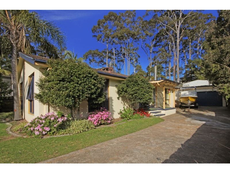 33 Bronte Crescent, Sunshine Bay NSW 2536