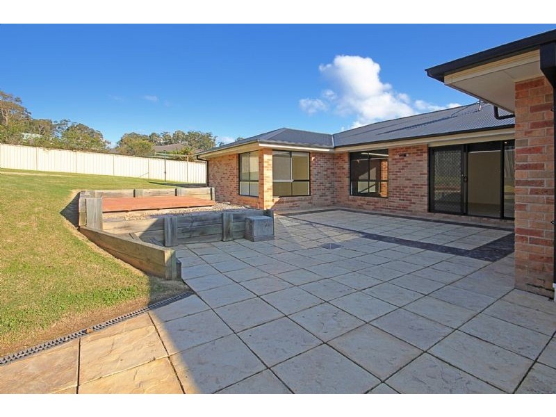 8 Leichhardt Place, Sunshine Bay NSW 2536