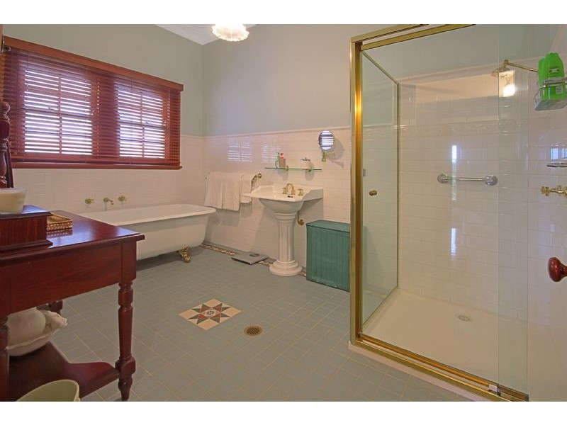 10 Blaxland Crescent, Sunshine Bay NSW 2536