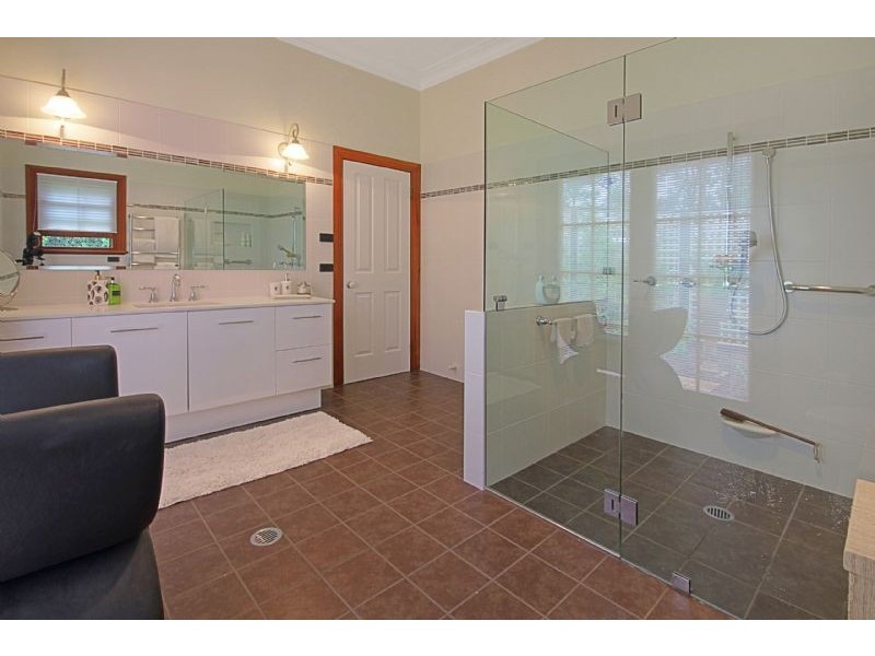 10 Blaxland Crescent, Sunshine Bay NSW 2536