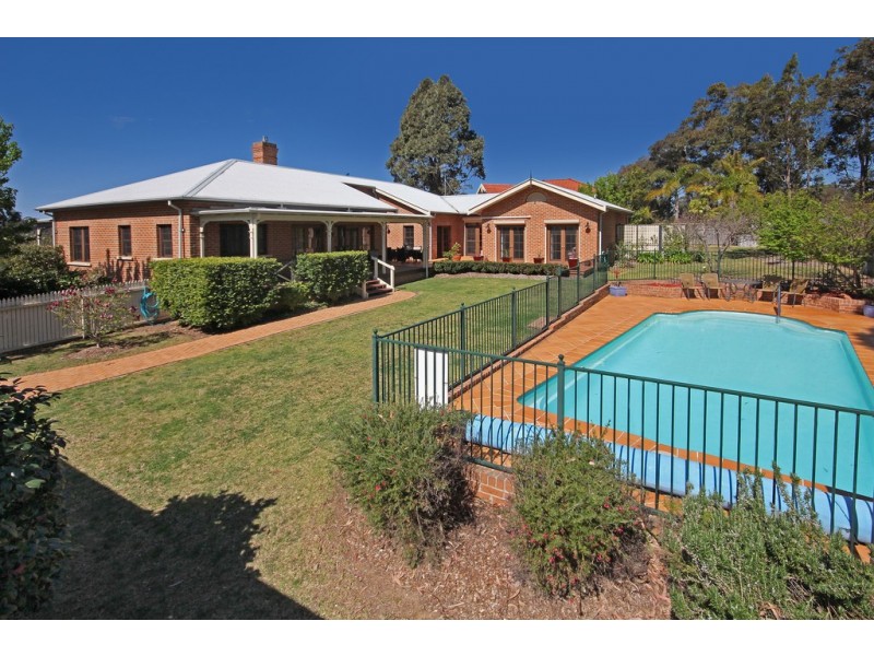 10 Blaxland Crescent, Sunshine Bay NSW 2536