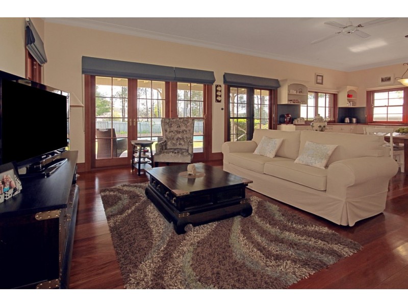 10 Blaxland Crescent, Sunshine Bay NSW 2536