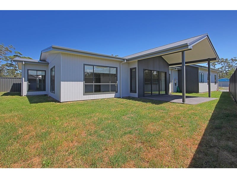 17 Griffiths Run, Broulee NSW 2537