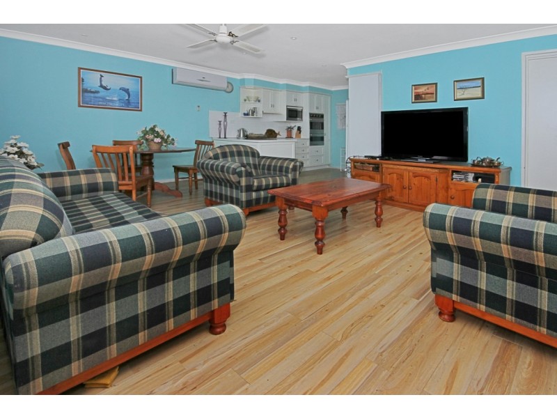 2 Wallarah Street, Surfside NSW 2536