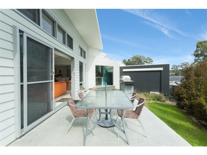 8 Hunter Place, Sunshine Bay NSW 2536