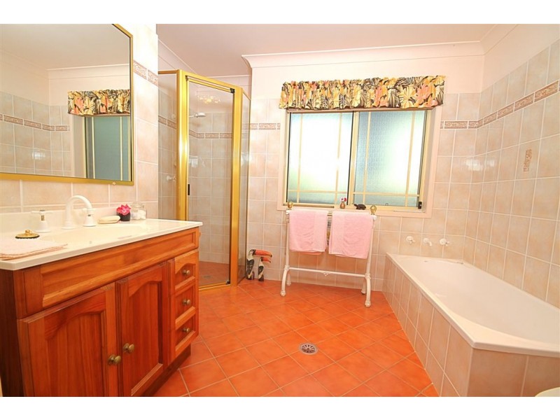 24 Pleasurelea Drive, Sunshine Bay NSW 2536