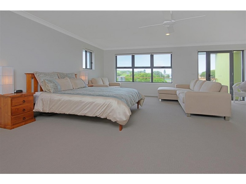 4 Beachside Boulevard, Tomakin NSW 2537