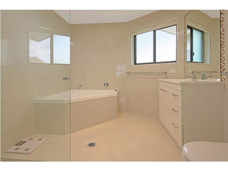 4 Beachside Boulevard, Tomakin NSW 2537
