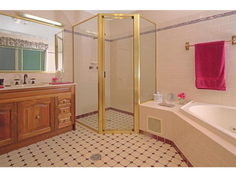 24 Pleasurelea Drive, Sunshine Bay NSW 2536