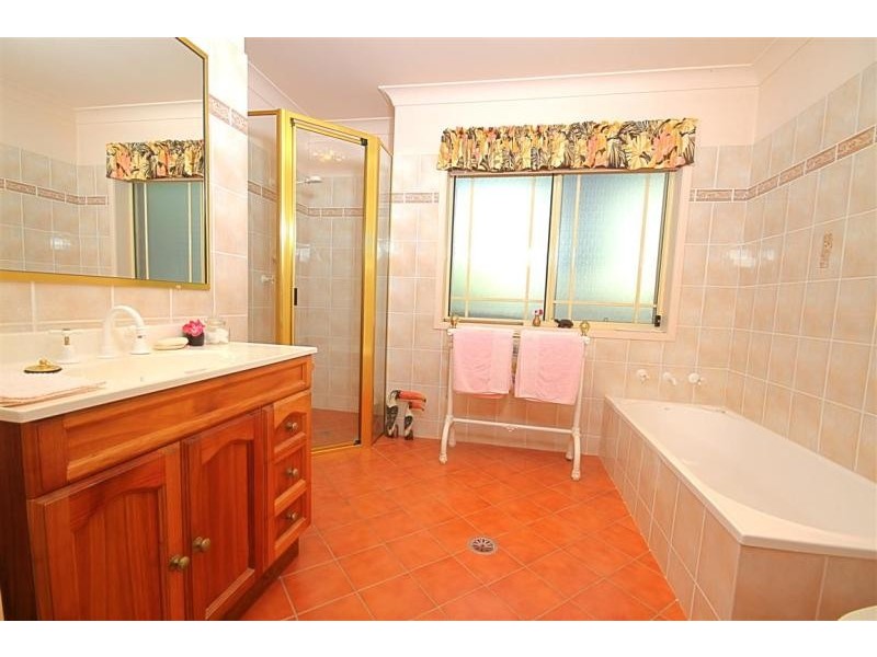 24 Pleasurelea Drive, Sunshine Bay NSW 2536