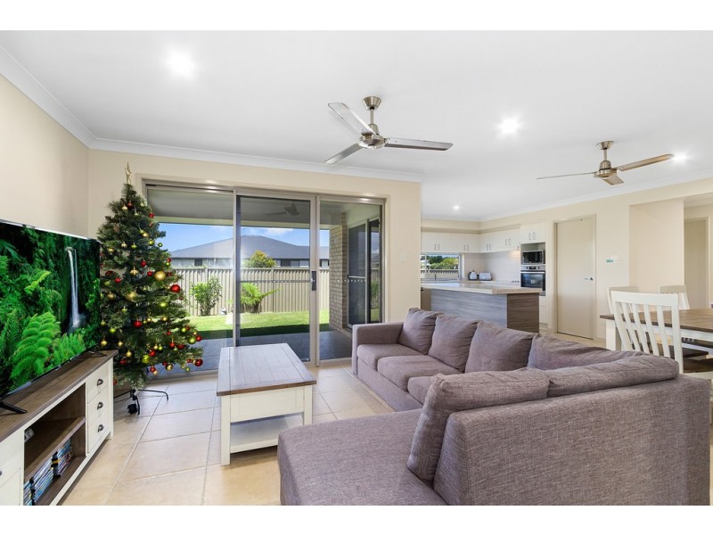 26 Seabreeze Boulevard, Pottsville NSW 2489