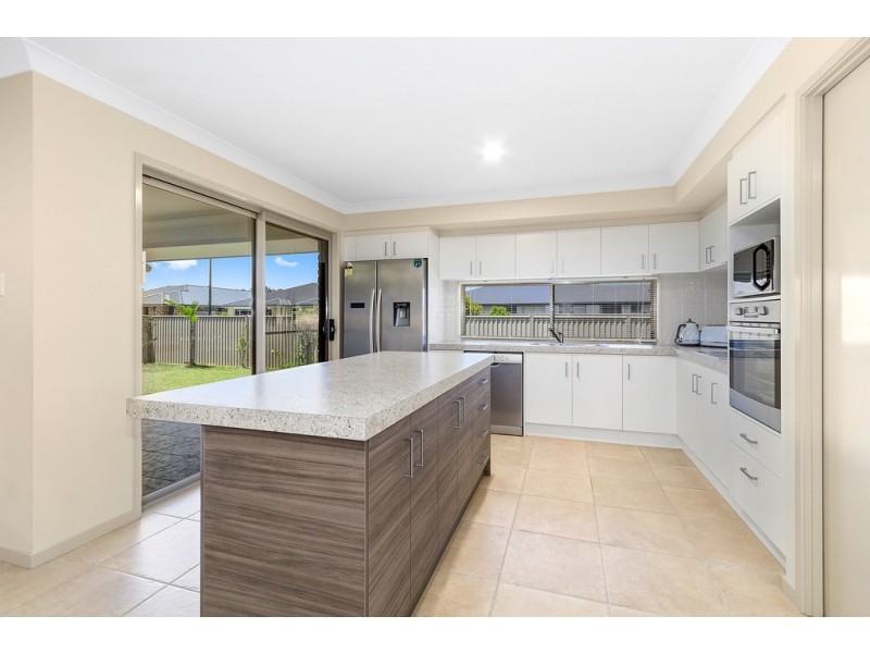 26 Seabreeze Boulevard, Pottsville NSW 2489