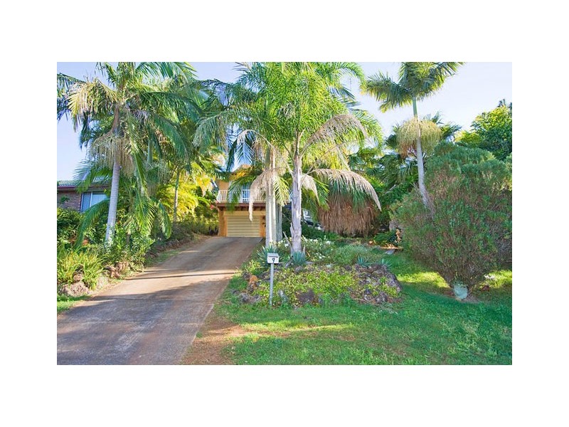 9 Bimbadeen Ave, Banora Point NSW 2486