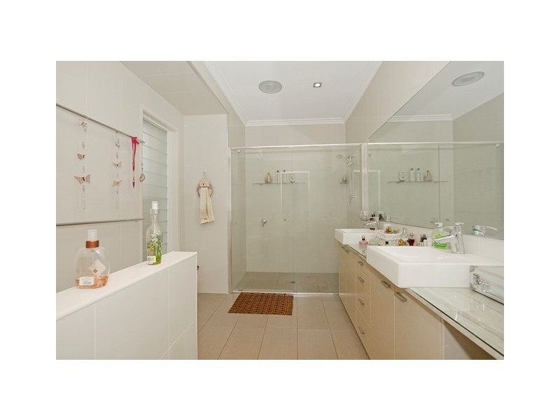 2  Fairmont Crt, Banora Point NSW 2486