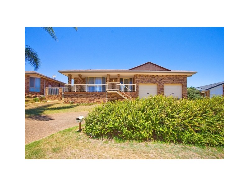 17 Chestnut Dr, Banora Point NSW 2486