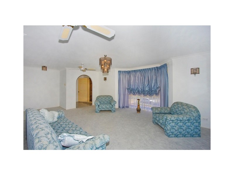 17 Chestnut Dr, Banora Point NSW 2486
