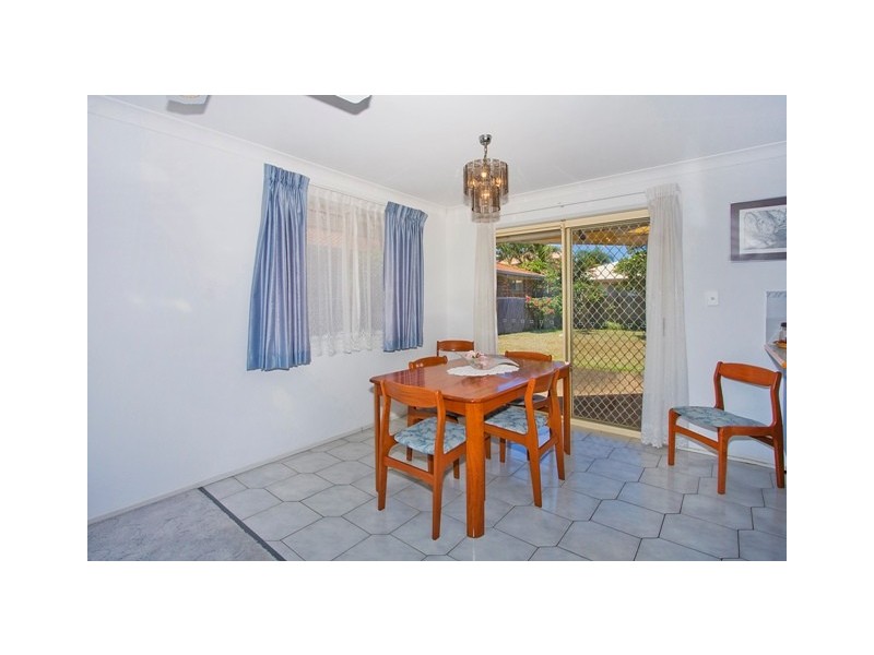 17 Chestnut Dr, Banora Point NSW 2486