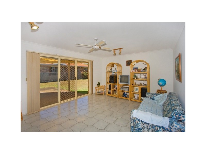 17 Chestnut Dr, Banora Point NSW 2486