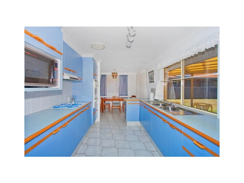 17 Chestnut Dr, Banora Point NSW 2486