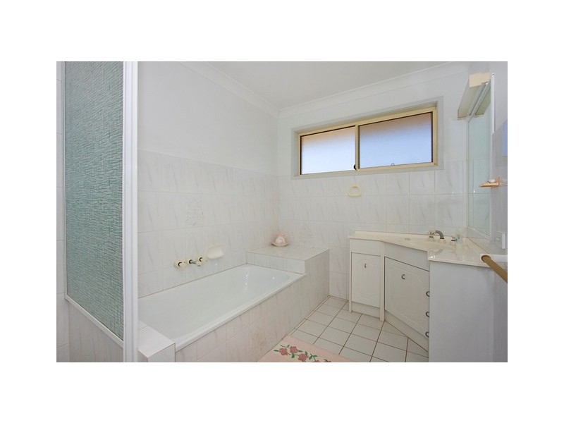 17 Chestnut Dr, Banora Point NSW 2486