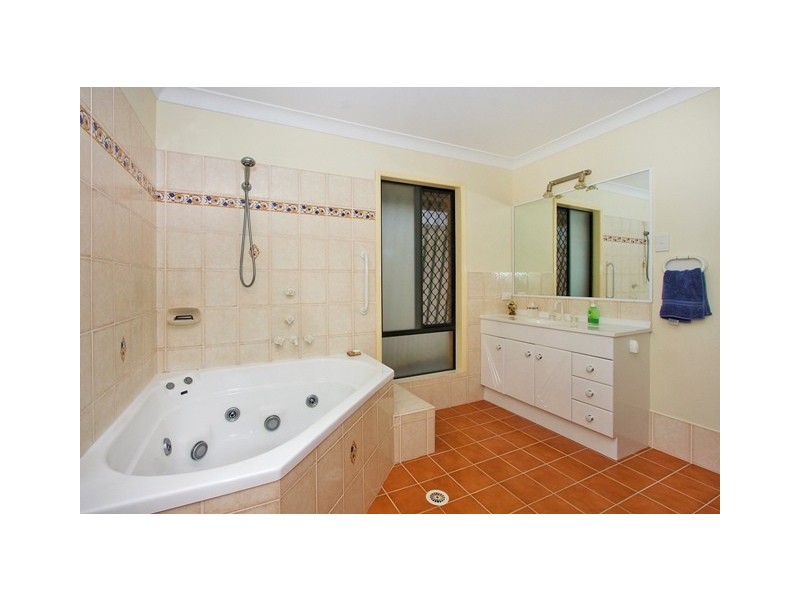 2 Birkdale Crt, Banora Point NSW 2486