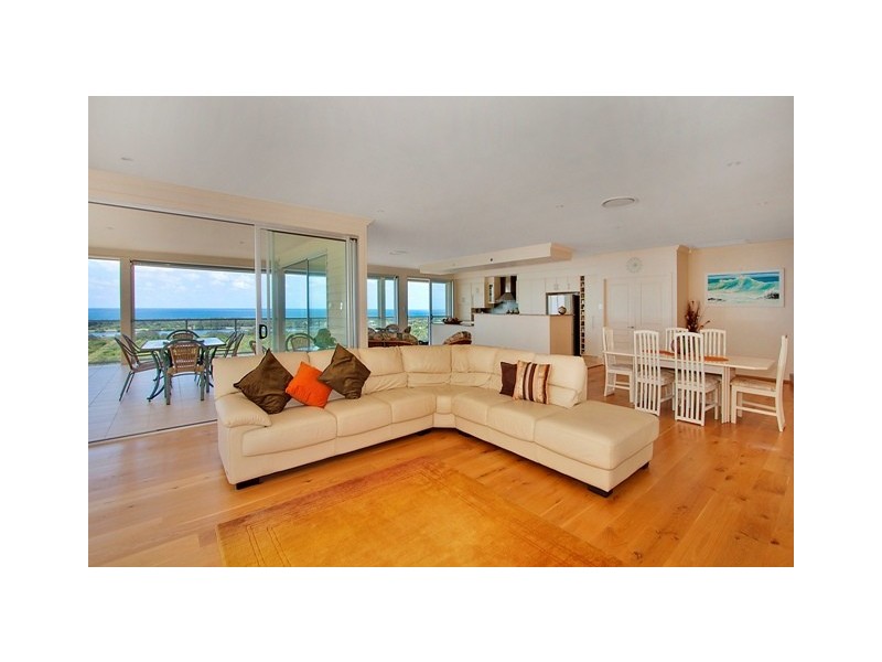 10 Walter Cres, Banora Point NSW 2486