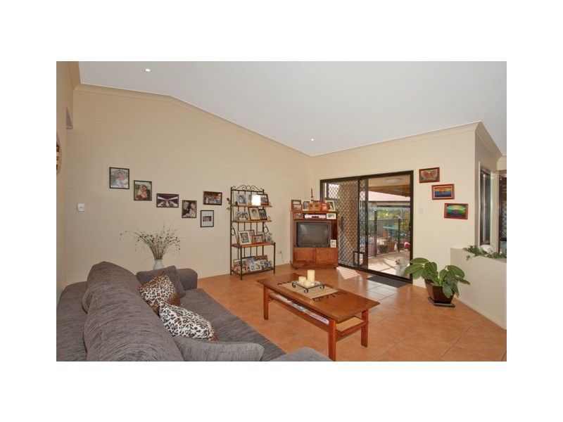 32 Woodlands Dr, Banora Point NSW 2486