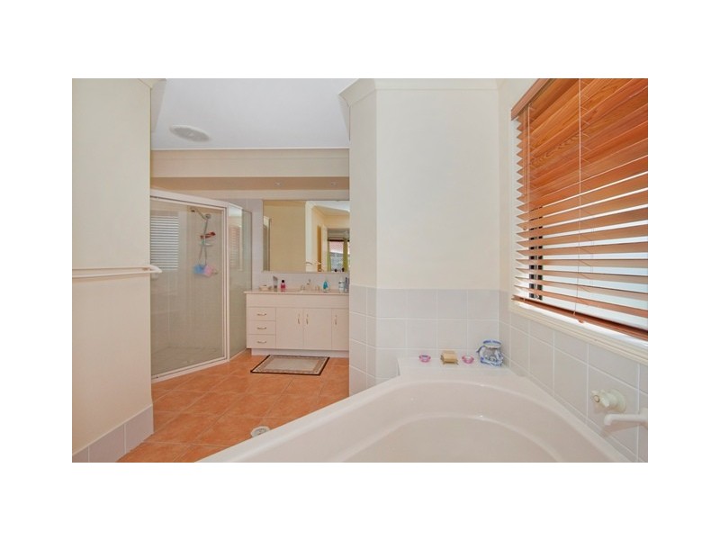 32 Woodlands Dr, Banora Point NSW 2486