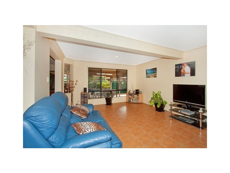 32 Woodlands Dr, Banora Point NSW 2486