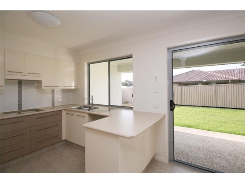 2 / 60 Newcastle Dr, Pottsville NSW 2489