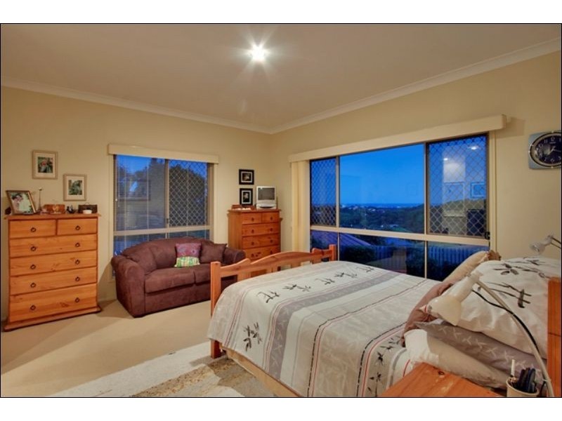 8 Tyrone Tce, Banora Point NSW 2486