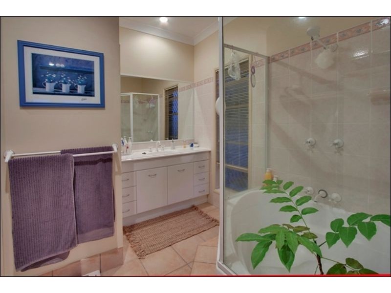 8 Tyrone Tce, Banora Point NSW 2486