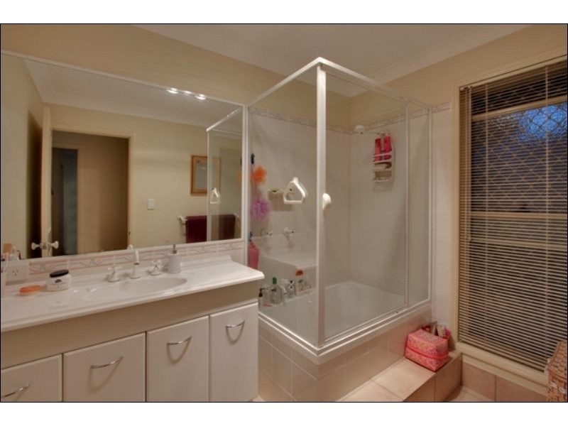 8 Tyrone Tce, Banora Point NSW 2486