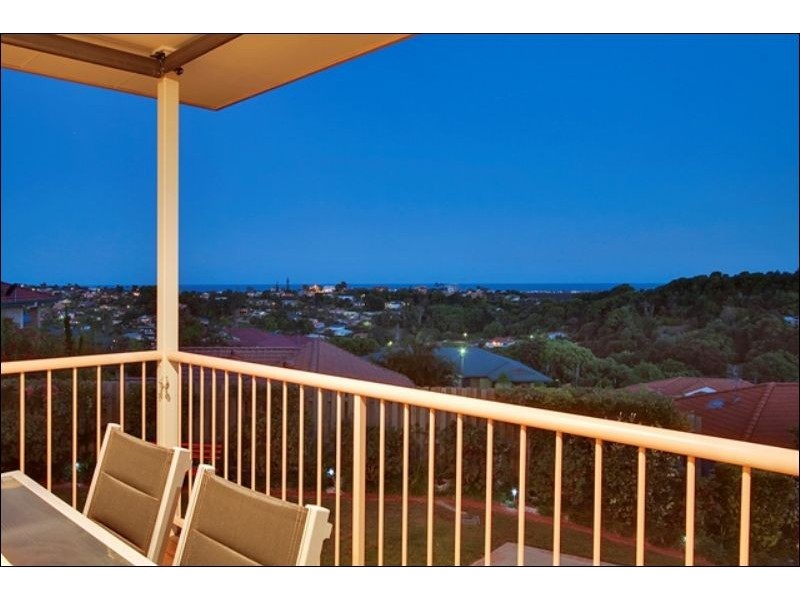 8 Tyrone Tce, Banora Point NSW 2486