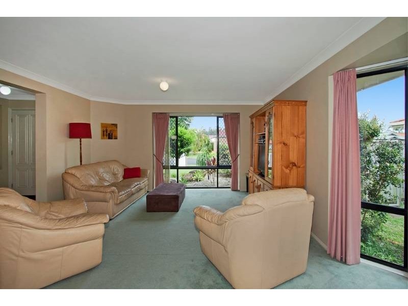 10 Riversdale Boulevard, Banora Point NSW 2486