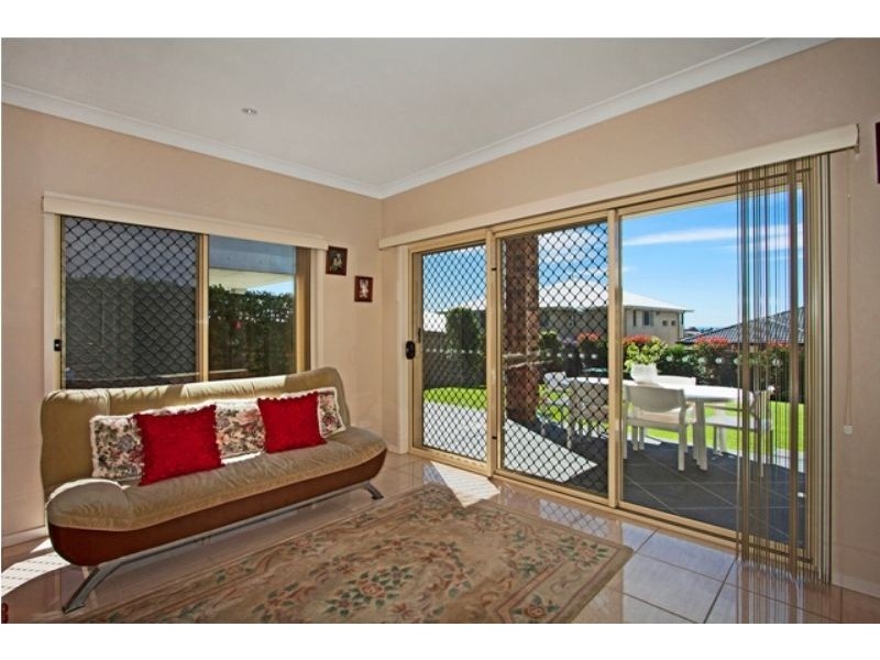 25 Buncrana Tce, Banora Point NSW 2486