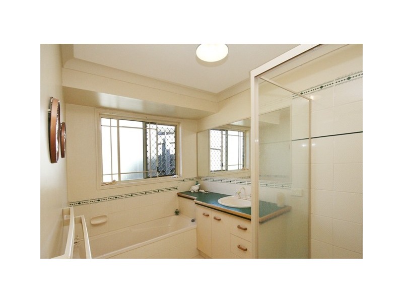 8 Shamrock Ave, Banora Point NSW 2486