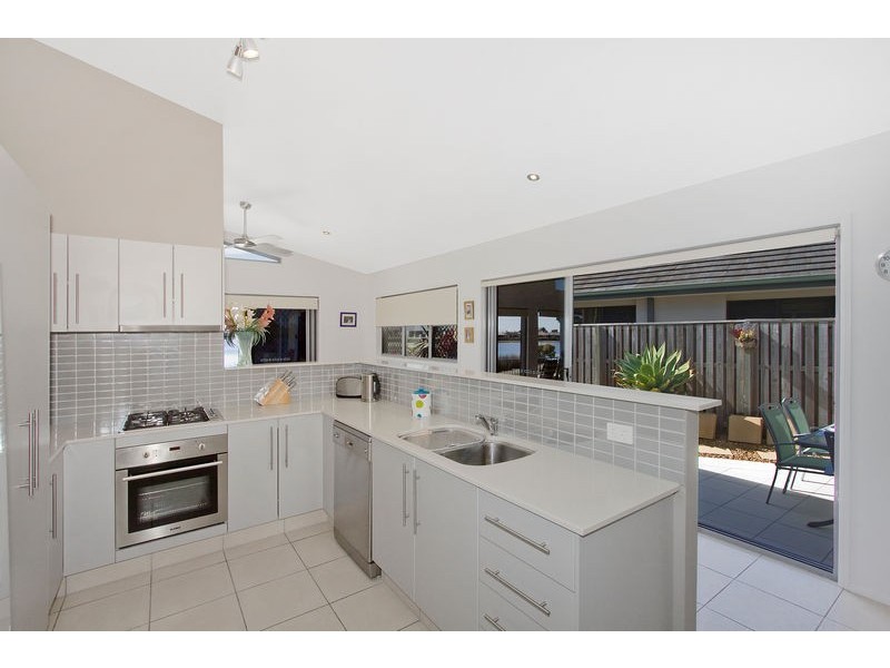 34 Winders Pl, Banora Point NSW 2486