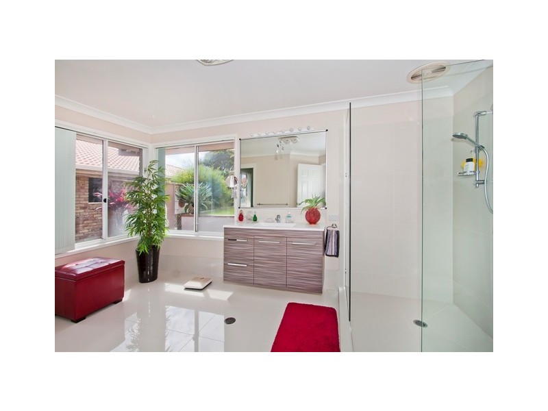 31 Castlecrag Ave, Banora Point NSW 2486