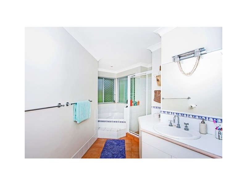 6 Chestnut Dr, Banora Point NSW 2486