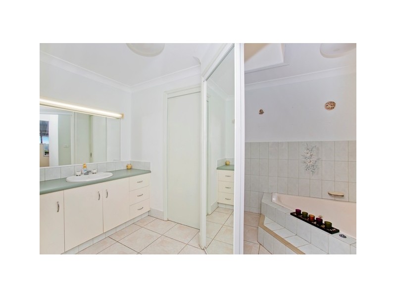 25 Castlecrag Ave, Banora Point NSW 2486