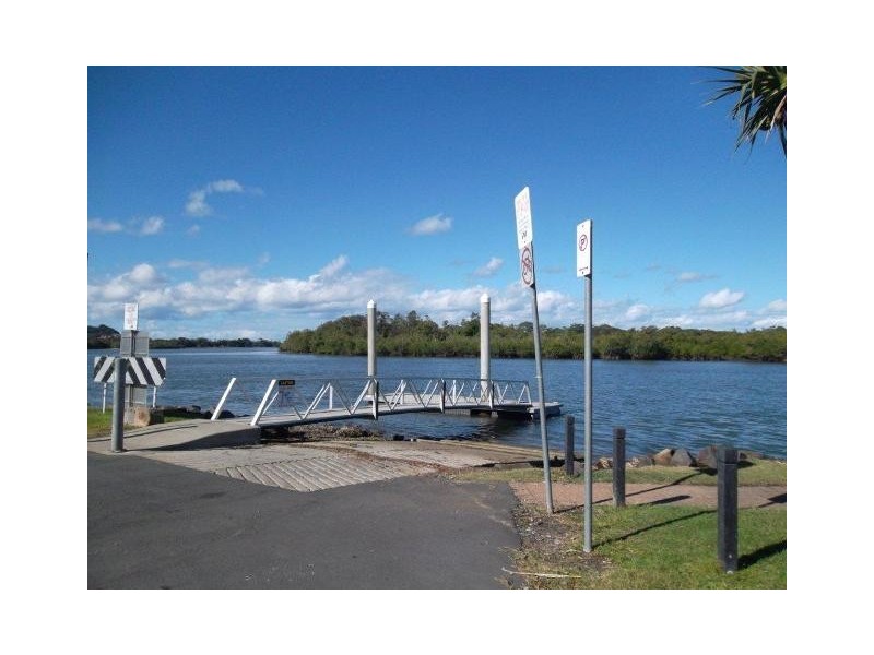 8 Sunset Boulevard, Tweed Heads West NSW 2485