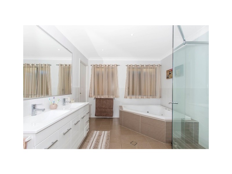 82 Botanical Cct, Banora Point NSW 2486