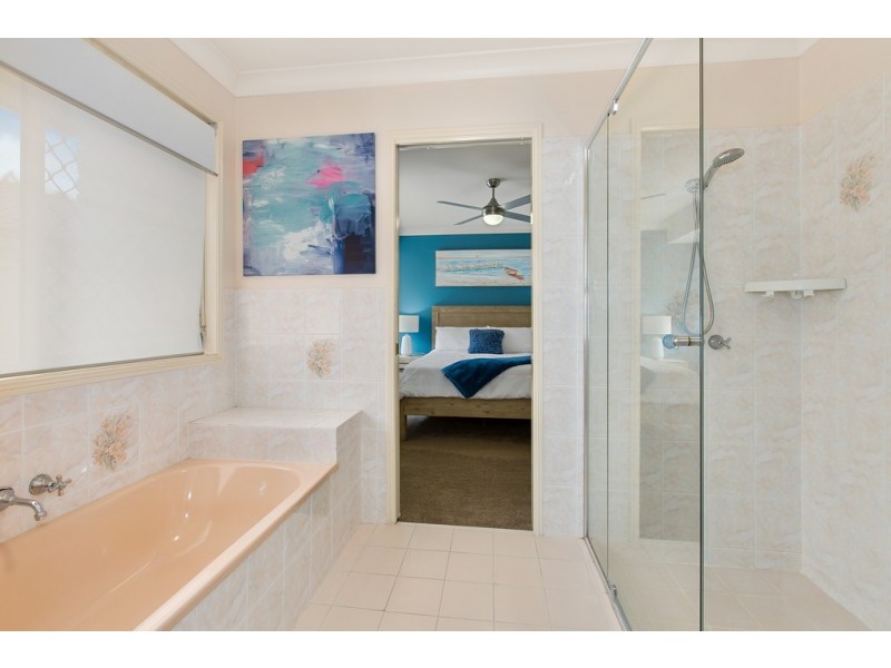 33 Avondale Drive, Banora Point NSW 2486
