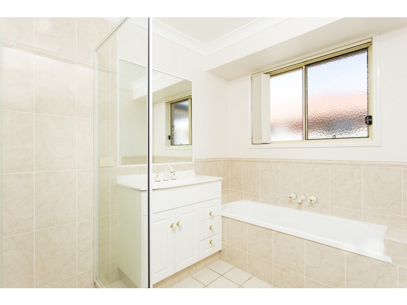 1 / 4 Magnolia Crescent, Banora Point NSW 2486