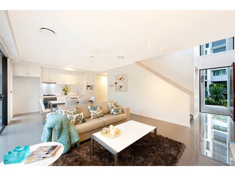 Villa 12 Bayview Road, Paradise Point QLD 4216