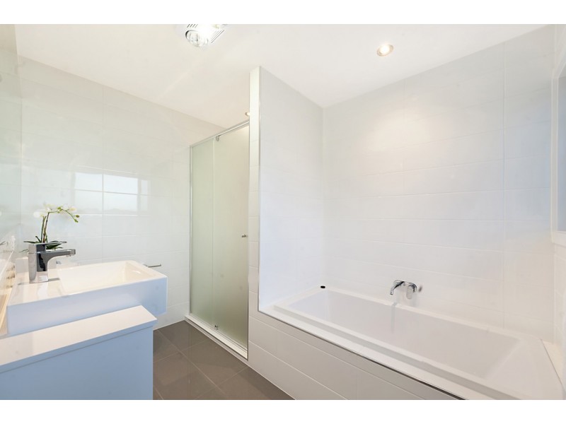 Villa 12 Bayview Road, Paradise Point QLD 4216