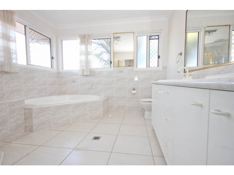10 Wollundry Place, Mermaid Waters QLD 4218